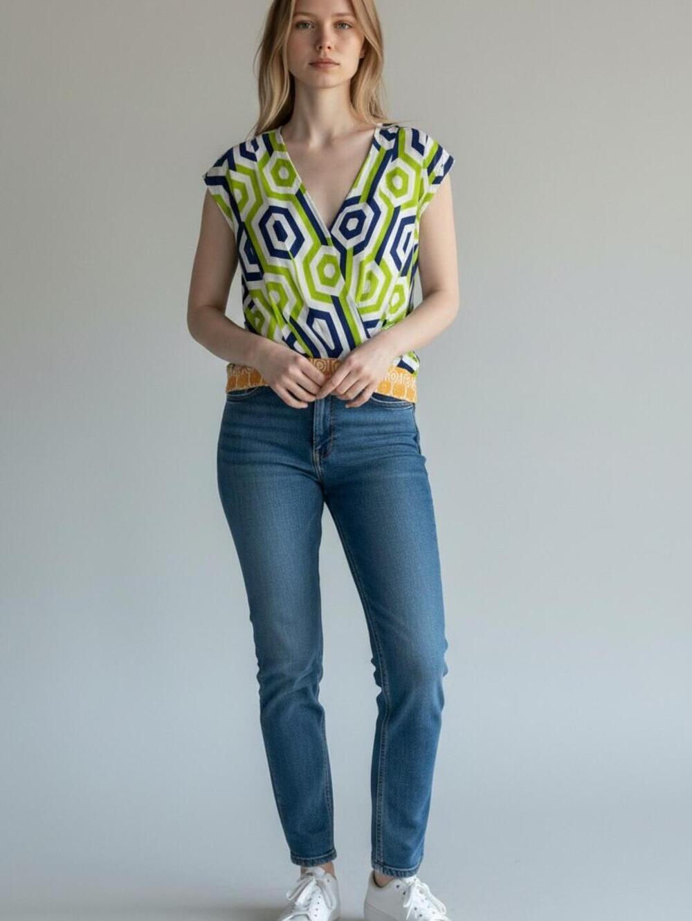 Ciebon Fun Geometric Patterned Blouse with Elastic Waistband-Size Medium Cropped